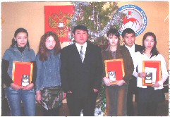 Участники первой Рождественской Елки с главой улуса И.Н.Спиридоновым (2004 г.)